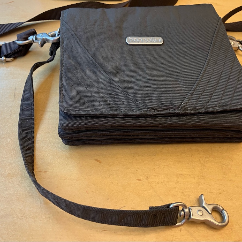 Used nice looking Baggallini Small Bag w/ lots of compartments: Slots & Pockets